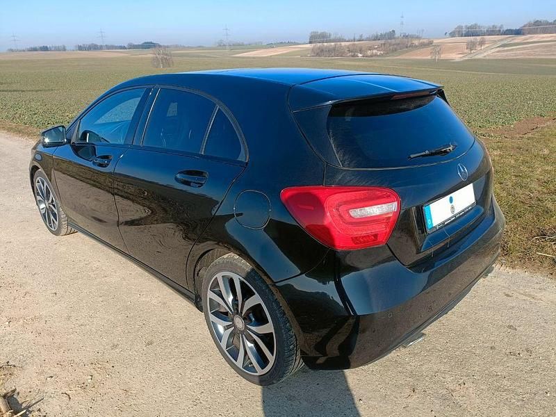 Schwarz Gebraucht 2012 Mercedes A180 Urban Limousine | 8.500 € (Fairer Preis) - Bild 1/4