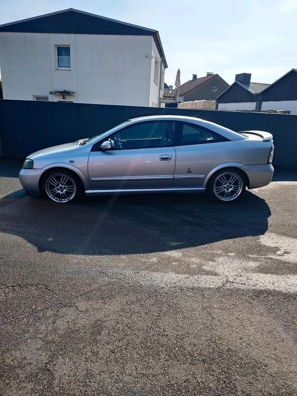 Second-hand Opel Astra 147 CP (108 kW) 2000 Argintiu Coupe