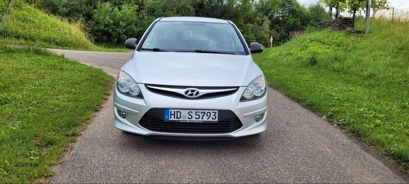 Silber Gebraucht 2011 Hyundai i30 Comfort Limousine | 3.250 € (Fairer Preis) - Bild 1/4