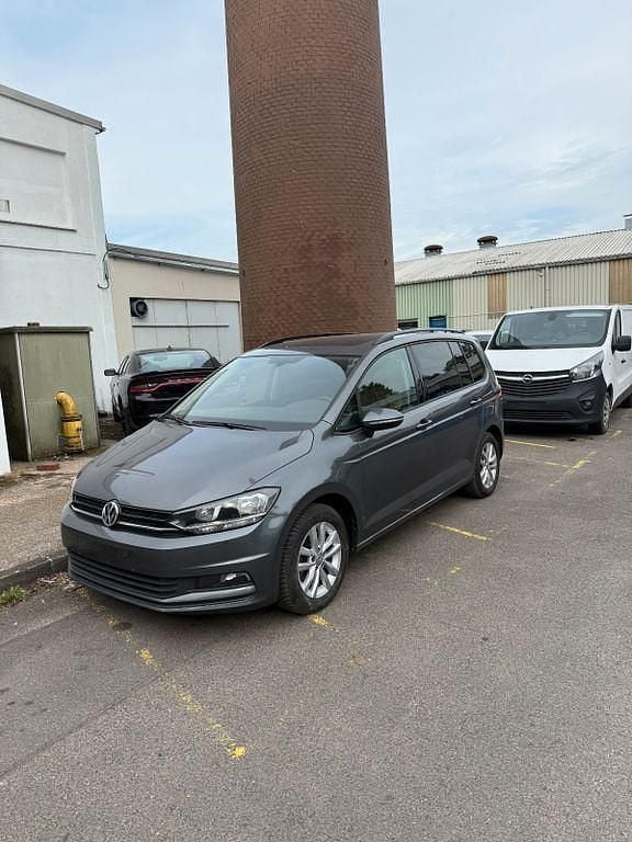 Gebraucht VW Touran Trendline 116 PS (85 kW) 2018 Grau Van / Kleinbus