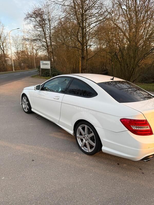 Weiß Gebraucht 2013 Mercedes C220 AMG line Coupé | 12.500 € (Fairer Preis) - Bild 1/4