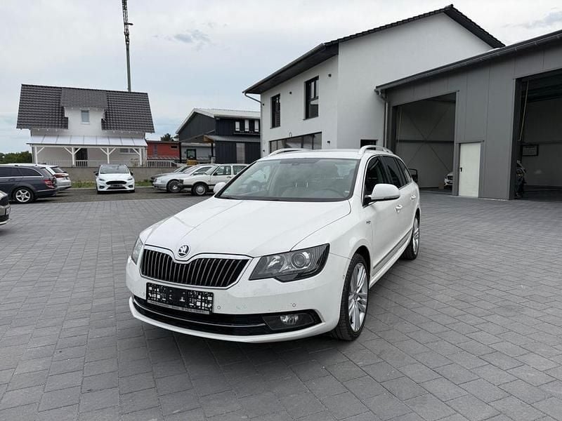 Weiß Gebraucht 2014 Skoda Superb Elegance Kombi | 6.999 € (Guter Preis) - Bild 1/4