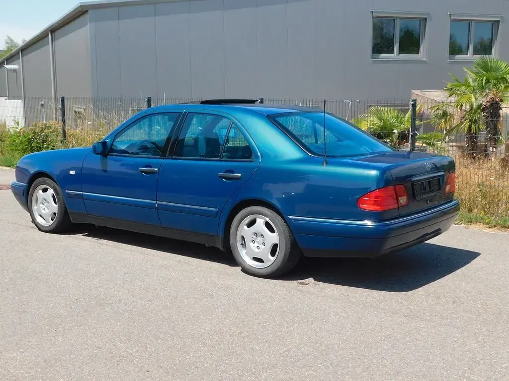 Gebraucht Mercedes E230 150 PS (110 kW) 1997 Grün Limousine
