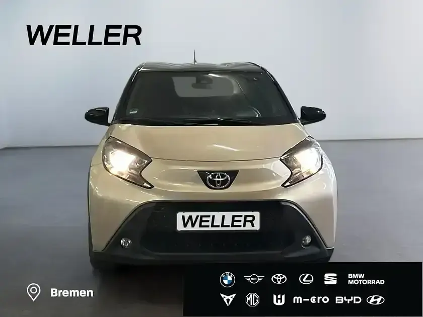 Gebraucht Toyota Aygo 72 PS (52 kW) 2023 Ginger beige metallic / dach mysticschwarz Kleinwagen