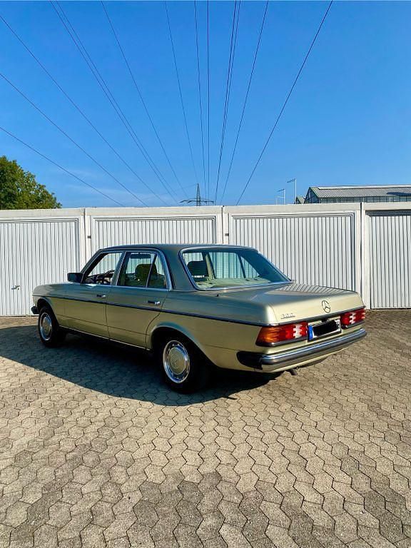 Gebraucht Mercedes 200 109 PS (80 kW) 1982 Grün Limousine