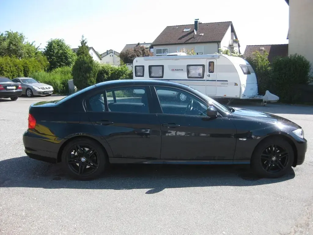 Gebraucht BMW 318 143 PS (105 kW) 2011 Schwarz Limousine