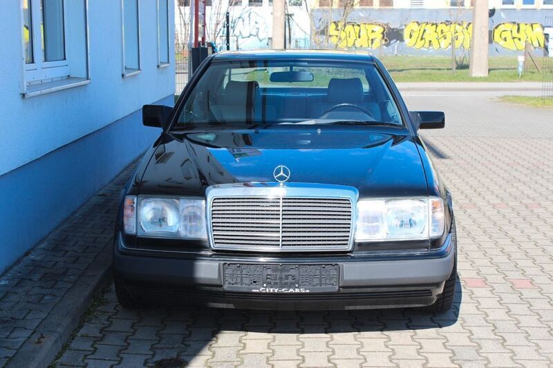 Gebraucht Mercedes E300 179 PS (131 kW) 1991 Schwarz Coupé