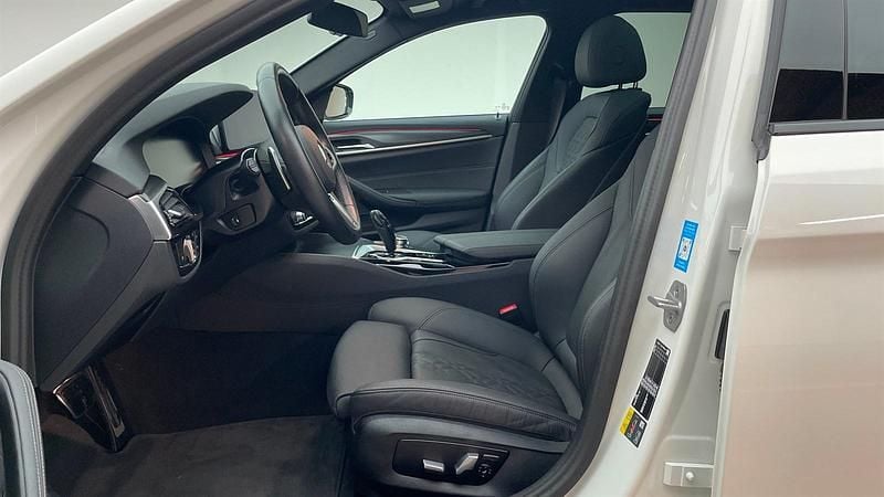 Gebraucht BMW 530e Shadowline 292 PS (214 kW) 2024 Alpinweiss 3 Kombi