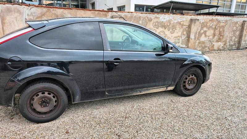 Gebraucht Ford Focus 101 PS (74 kW) 2010 Schwarz Limousine