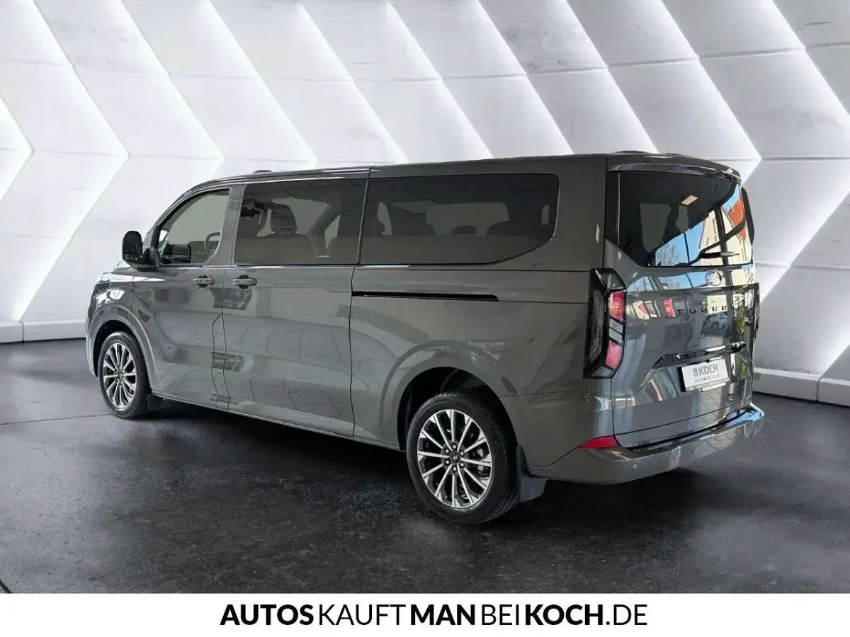 Neu Ford Tourneo Titanium 170 PS (125 kW) 2025 Rot Van / Kleinbus
