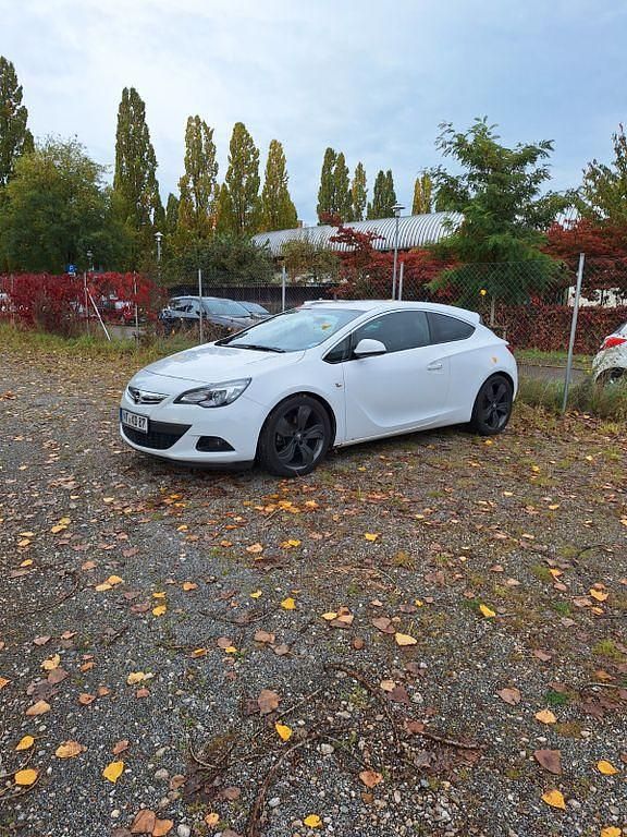 Weiß Gebraucht 2015 Opel Astra GTC Basis Coupé | 10.490 € (Etwas zu teuer) - Bild 1/4