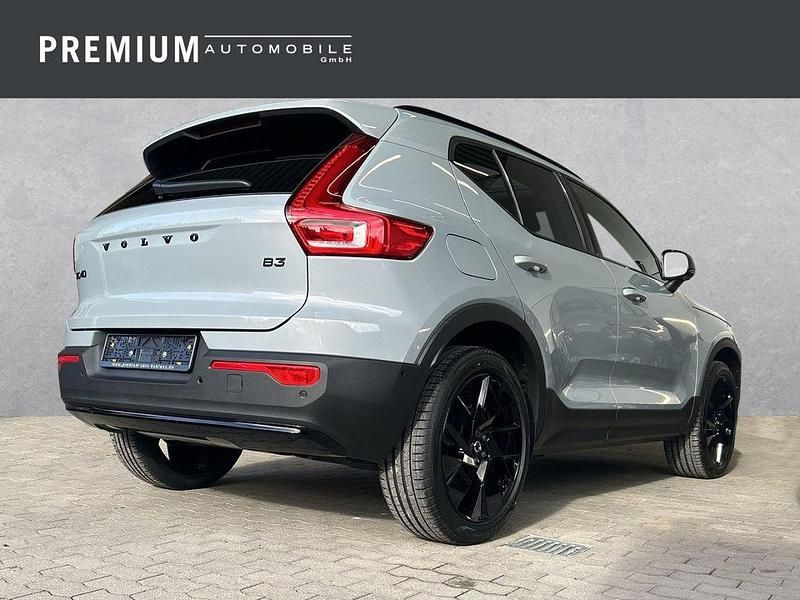 Neu Volvo XC40 Plus 163 PS (119 kW) 2025 Vapour grey / metallic SUV