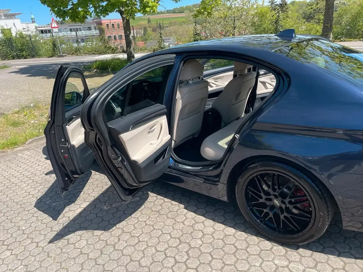 Second-hand BMW 520 194 CP (142 kW) 2015 Albastru Berlinǎ