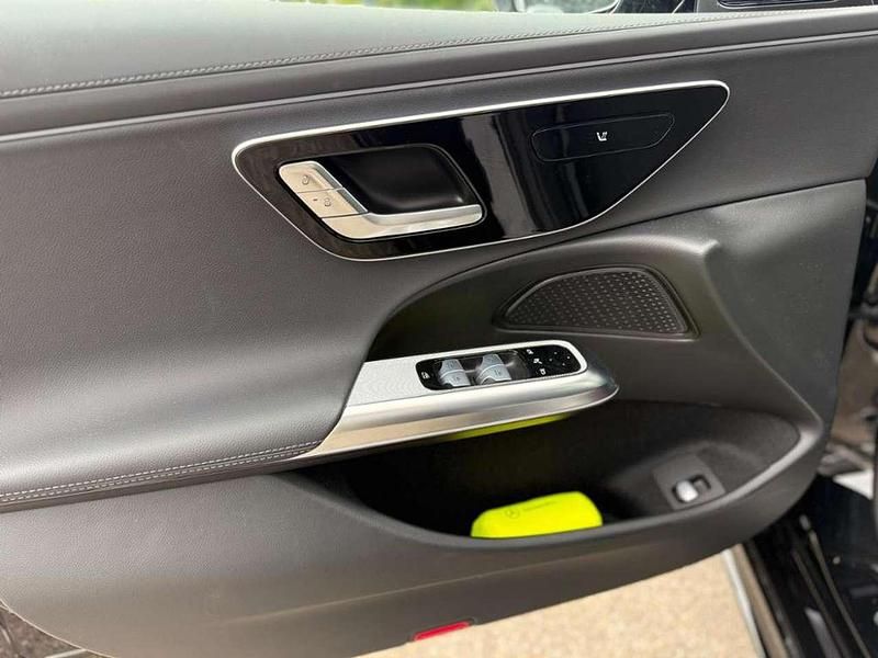 Gebraucht Mercedes E300 AMG 313 PS (230 kW) 2025 Metalliclack obsidianschwarz Limousine