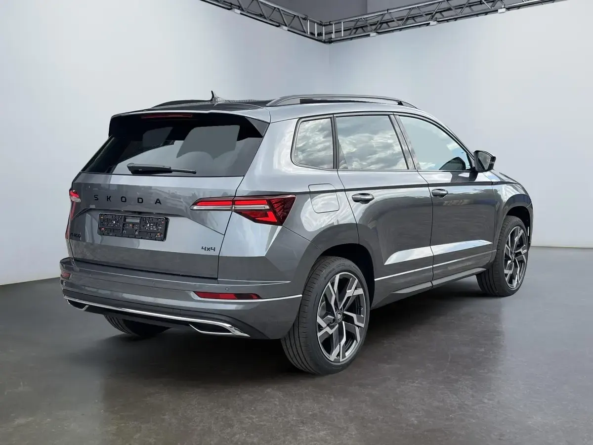 Neu Skoda Karoq SportLine 190 PS (139 kW) 2026 Graphite grau metallic SUV