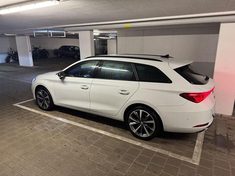 Weiß Gebraucht 2020 Seat Leon FR Limousine | 20.999 € (Fairer Preis) - Bild 1/4