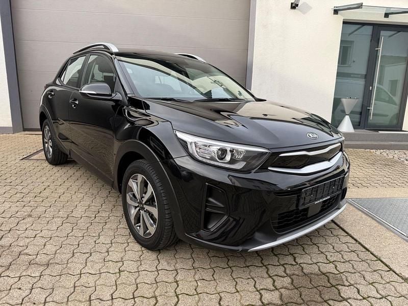 Schwarz Gebraucht 2022 Kia Stonic Vision SUV | 16.362 € (Superpreis) - Bild 1/4