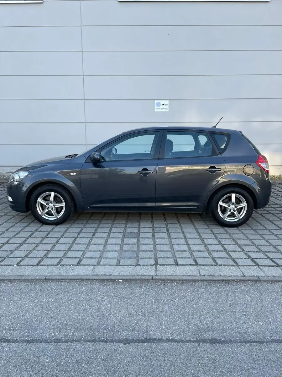 Gebraucht Kia Ceed Vision 90 PS (66 kW) 2010 Grau Kleinwagen