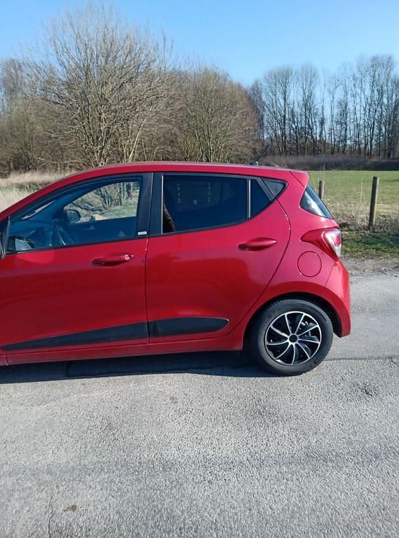 Gebraucht Hyundai i10 Style 67 PS (49 kW) 2015 Rot Kleinwagen