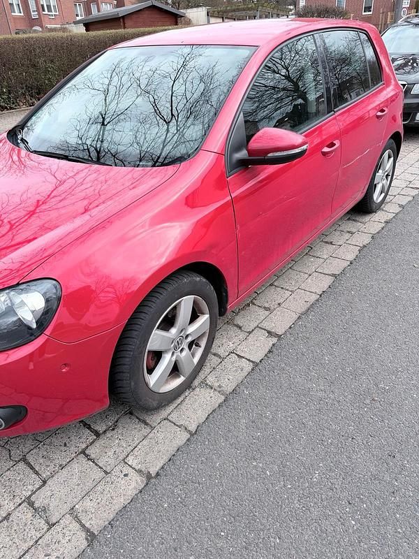 Gebraucht VW Golf VI 105 PS (77 kW) 2010 Rot Kleinwagen