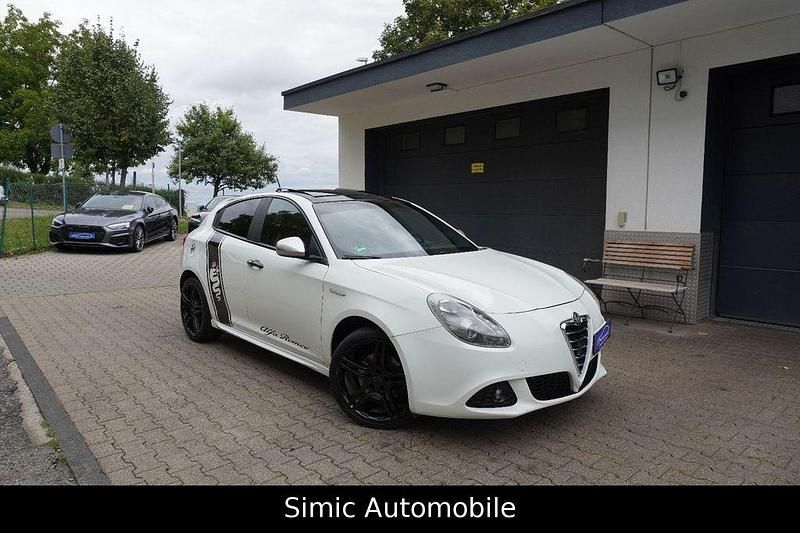 Weiß Gebraucht 2012 Alfa Romeo Giulietta Turismo Kleinwagen | 5.999 € (Guter Preis) - Bild 1/4