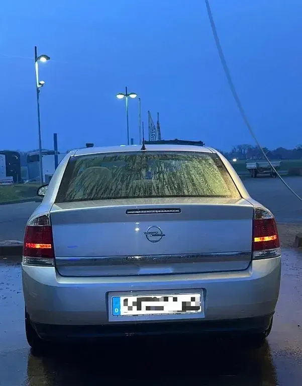 Second-hand Opel Vectra 155 CP (114 kW) 2004 Argintiu Berlinǎ