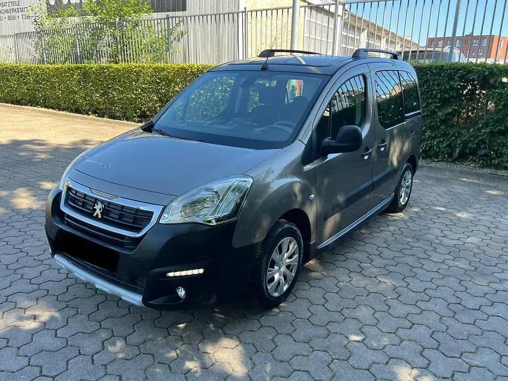 Gebraucht Peugeot Partner Tepee 110 PS (80 kW) 2017 Braun Van / Kleinbus