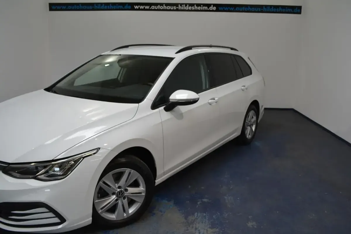Gebraucht VW Golf VIII Life 150 PS (110 kW) 2024 Weiß Kombi