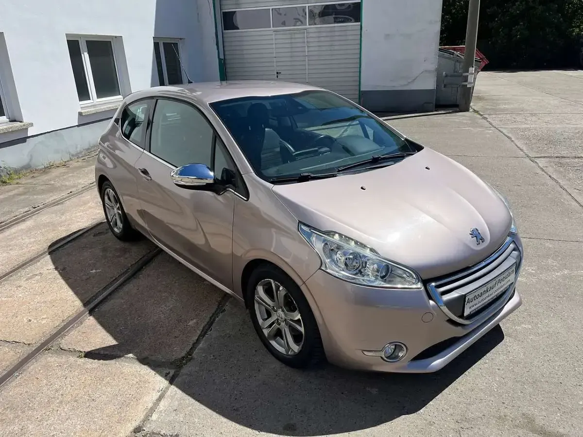 Gebraucht Peugeot 208 Allure 95 PS (69 kW) 2012 Pink quartz/blossom grey Kleinwagen