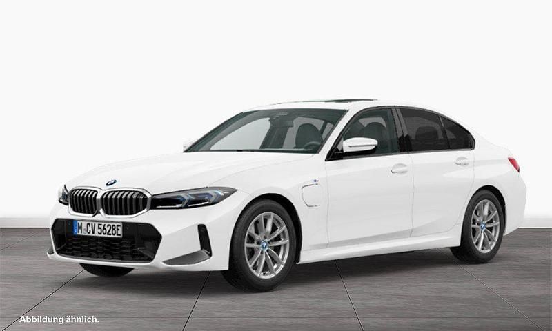 Weiß Gebraucht 2024 BMW 330e M Sport Limousine | 48.900 € (Fairer Preis) - Bild 1/3
