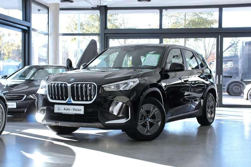 Schwarz Gebraucht 2023 BMW iX1 Performance SUV | 33.949 € (Superpreis) - Bild 1/3