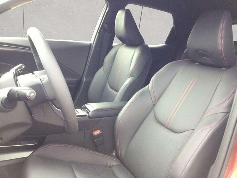 Neu Lexus LBX 136 PS (100 kW) 2026 Kupfermetallic SUV