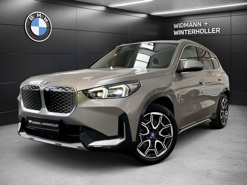 Spacesilber metallic Gebraucht 2024 BMW iX1 Performance SUV | 49.780 € (Teuer) - Bild 1/3