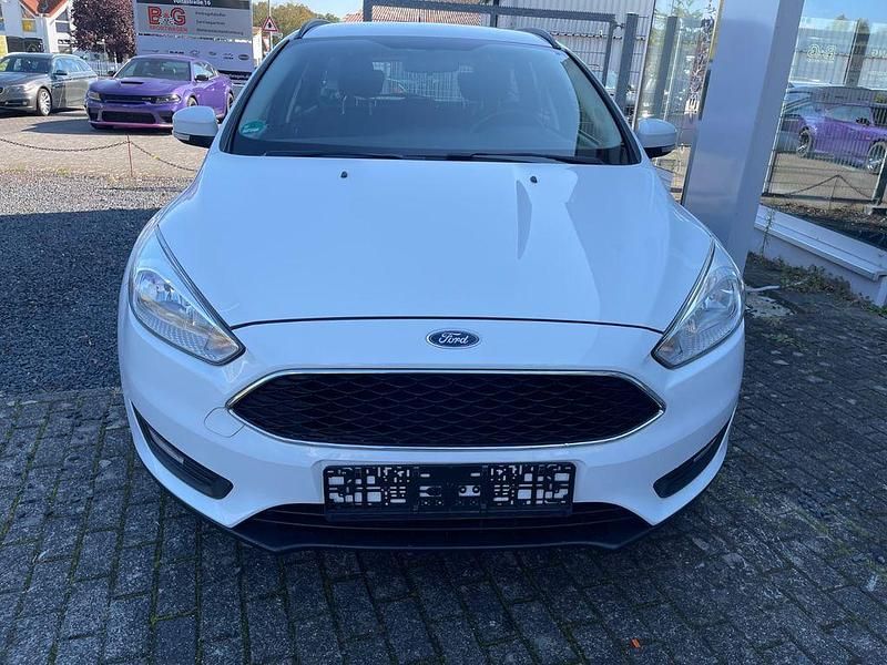 Weiß Gebraucht 2015 Ford Focus Trend Limousine | 9.490 € (Fairer Preis) - Bild 1/4
