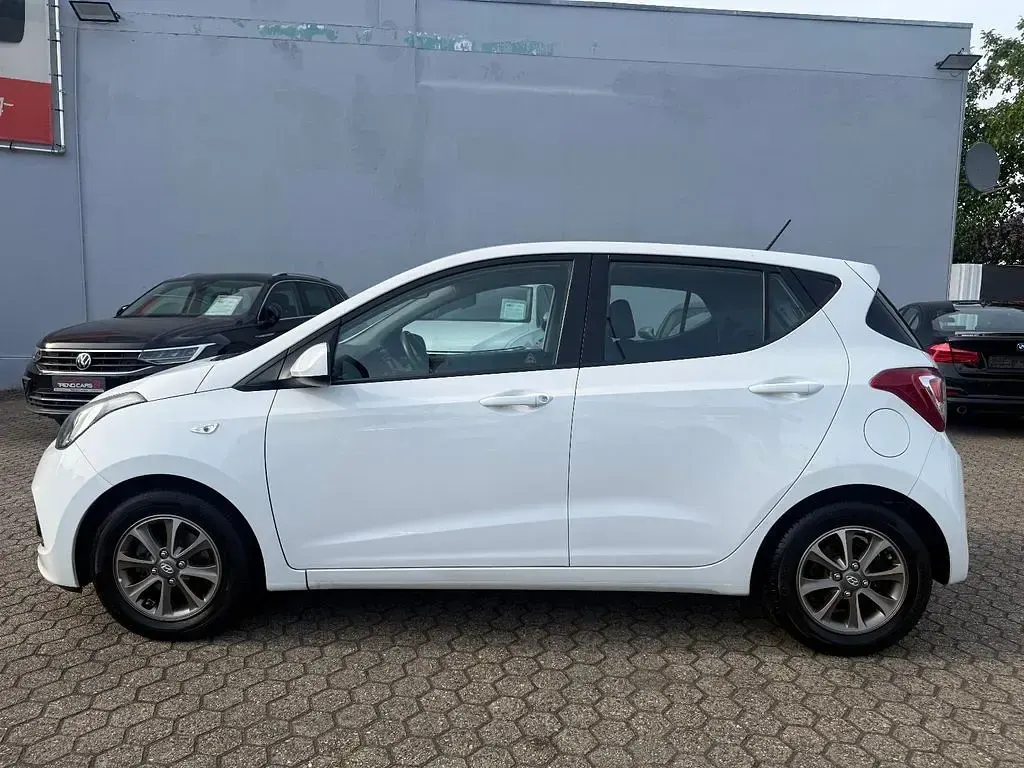 Gebraucht Hyundai i10 Edition 67 PS (49 kW) 2015 Weiß Kleinwagen