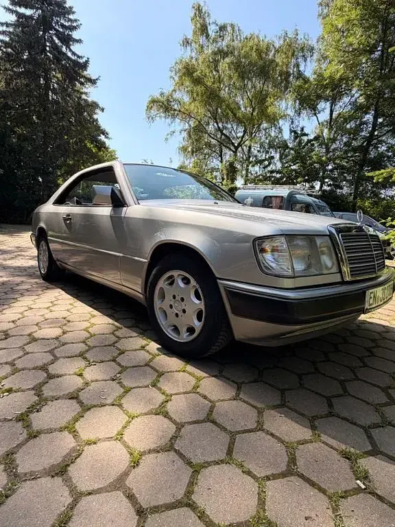Gebraucht Mercedes 230 132 PS (97 kW) 1992 Silber Coupé