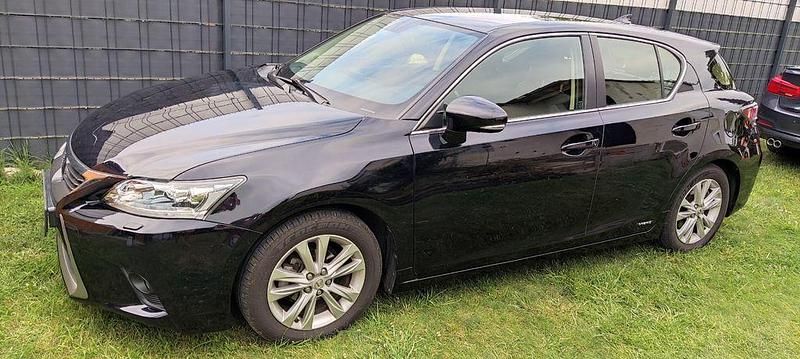 Schwarz Gebraucht 2015 Lexus CT200h Executive Line Limousine | 12.200 € (Fairer Preis) - Bild 1/4