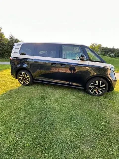 Candyweiß/starlight blue metallic Gebraucht 2023 VW Caravelle Van / Kleinbus | 49.990 € - Bild 1/4