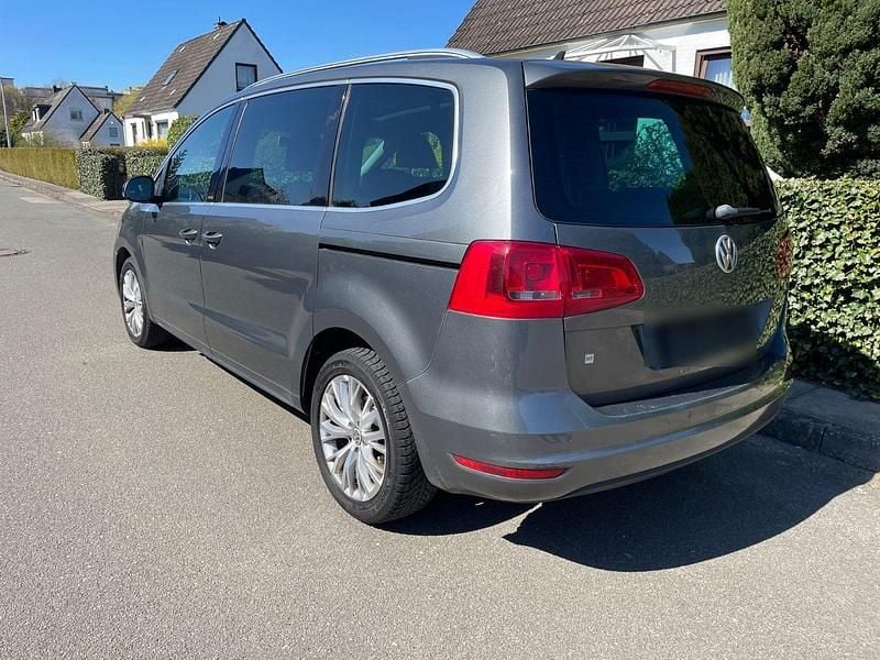 Second-hand VW Sharan 200 CP (147 kW) 2011 Gri Monovolum