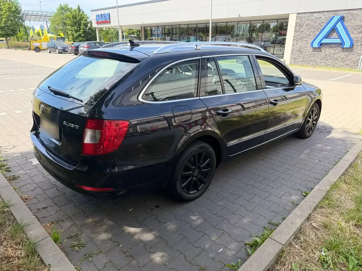 Gebraucht Skoda Superb 170 PS (125 kW) 2011 Schwarz Kombi