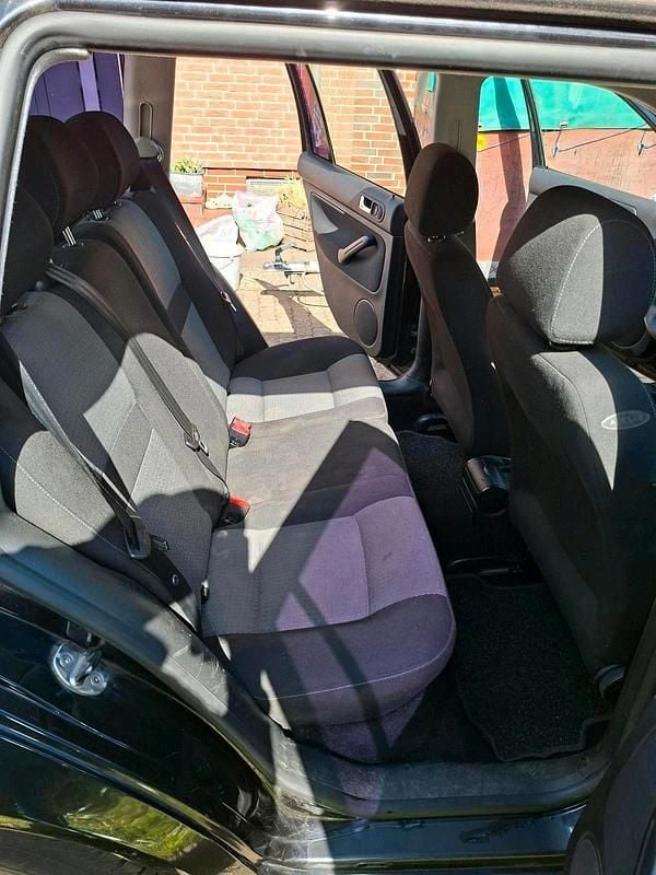 Second-hand VW Golf IV 101 CP (74 kW) 2004 Negru Break