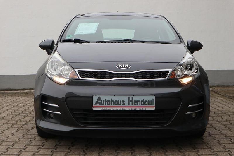 Gebraucht Kia Rio Attract 86 PS (63 kW) 2015 Grau Limousine