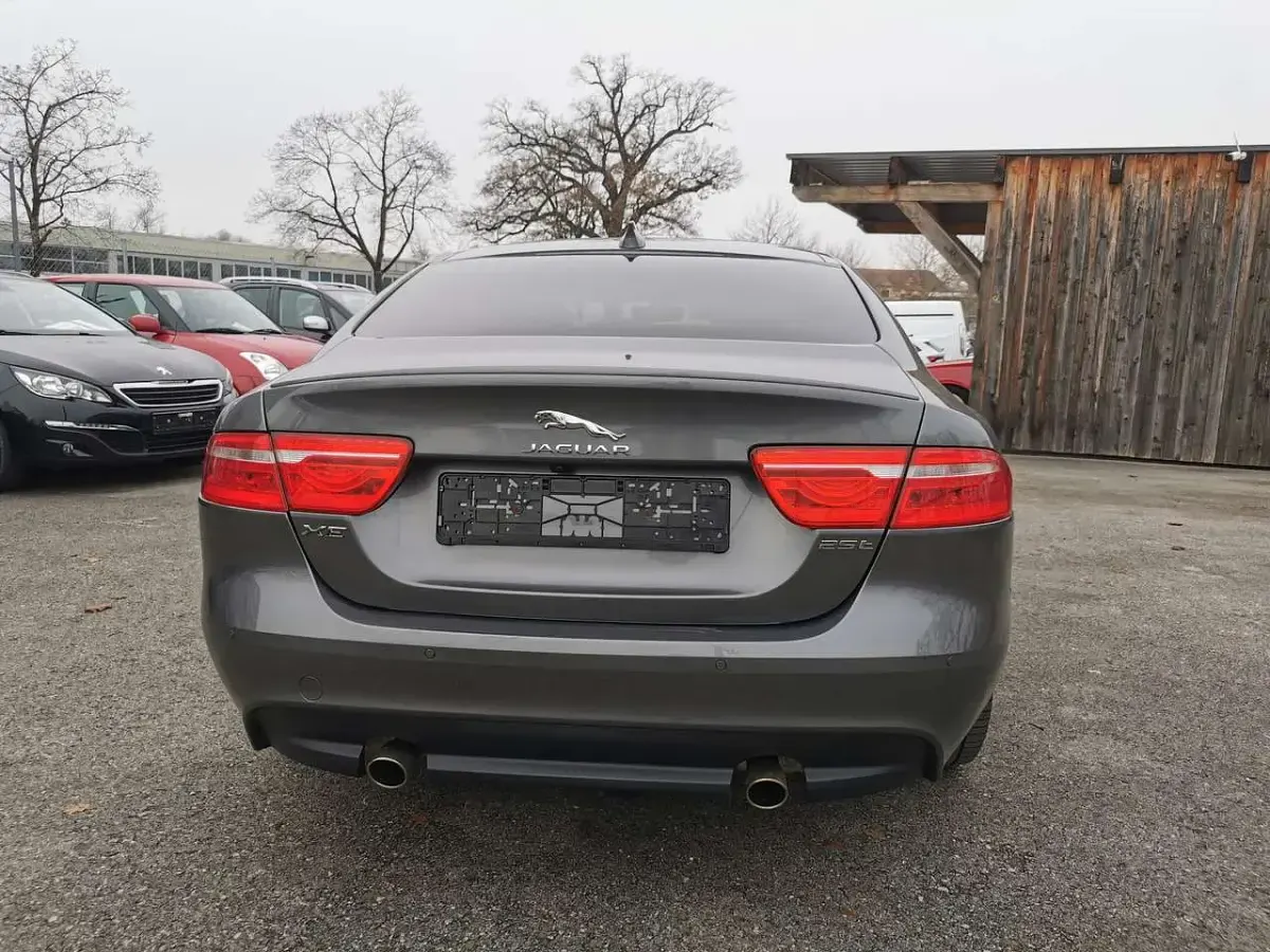 Gebraucht Jaguar XE R-Sport 250 PS (183 kW) 2019 Grau Limousine