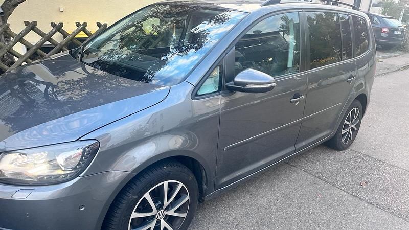 Grau Gebraucht 2014 VW Touran Van / Kleinbus | 10.000 € (Fairer Preis) - Bild 1/4