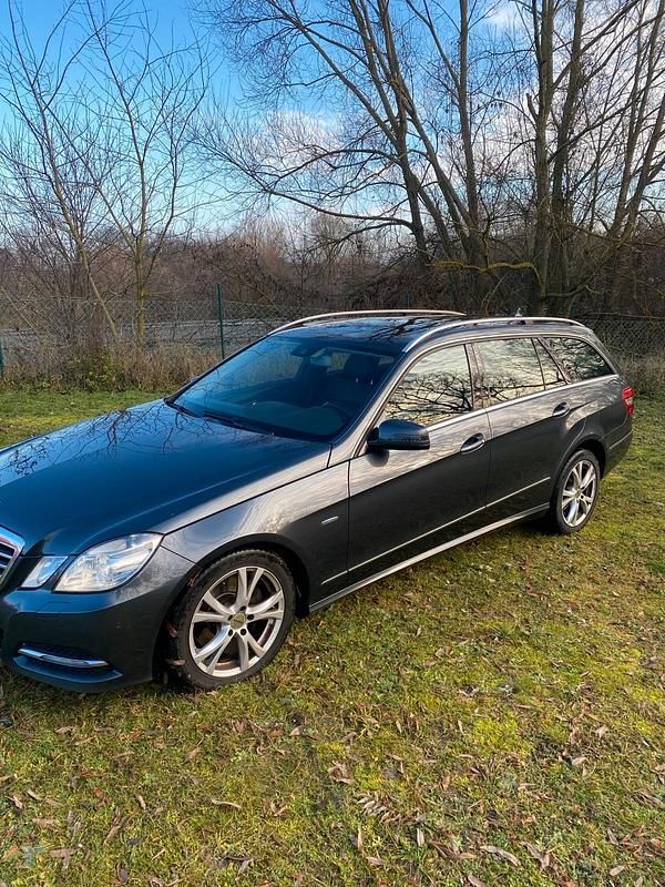 Grau Gebraucht 2011 Mercedes E350 Kombi | 6.500 € (Superpreis) - Bild 1/4