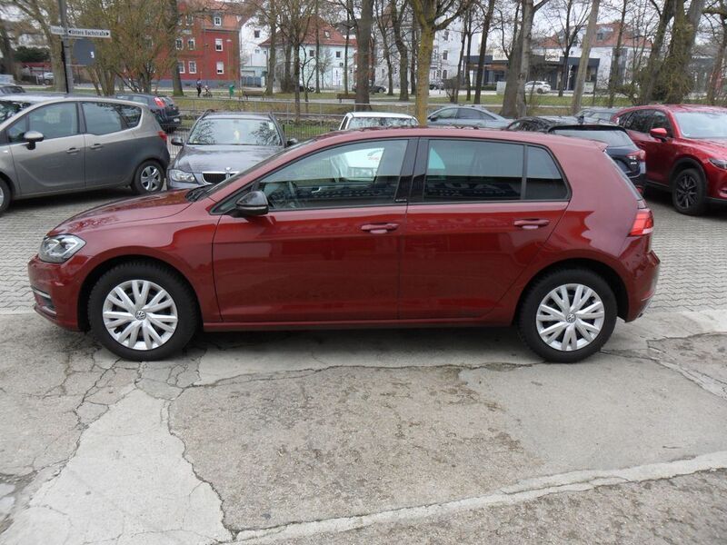 Rot Gebraucht 2019 VW Golf VII IQ Drive Limousine | 13.490 € (Fairer Preis) - Bild 1/4