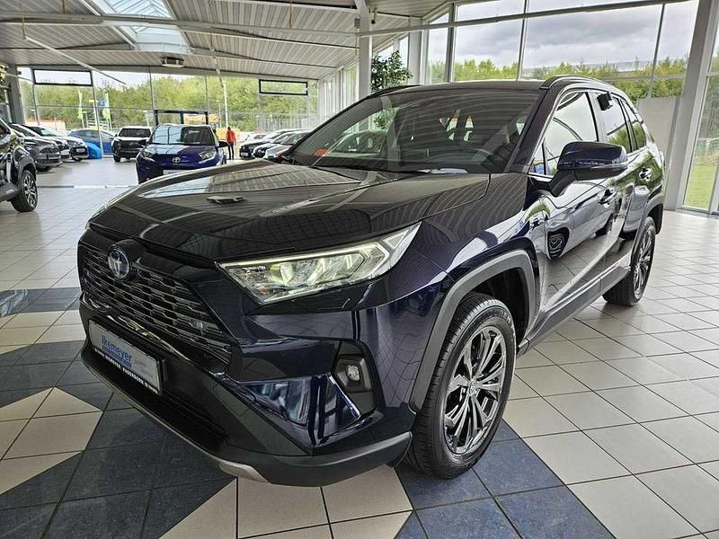 Nagoyablau metallic Gebraucht 2022 Toyota RAV4 Hybrid Team SUV | 34.490 € (Fairer Preis) - Bild 1/4