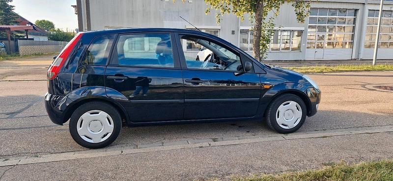 Gebraucht Ford Fiesta 80 PS (58 kW) 2005 Blau Kleinwagen