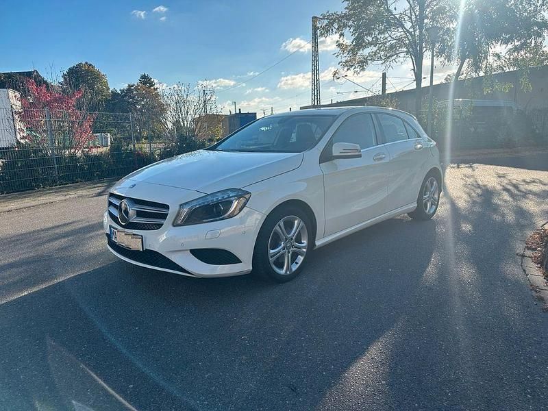 Weiß Gebraucht 2013 Mercedes A200 Limousine | 10.898 € (Fairer Preis) - Bild 1/4