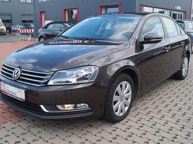 Schwarz Gebraucht 2014 VW Passat Trendline Limousine | 11.490 € (Fairer Preis) - Bild 1/4